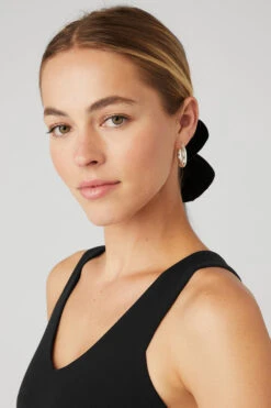 Chenille Oversized Scrunchie - Black -Attire Mew Sales A0372U0 01 b1 s1 a3 1 m18